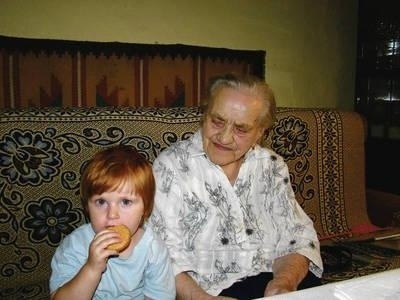 105-latka z Wielmoży z prawnuczką Alą FOT. EWA TYRPA