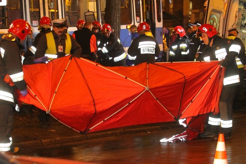 Wypadek na Powstańców Śląskich. Pieszy wpadł pod tramwaj