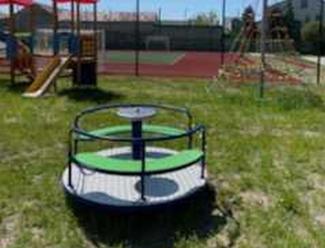 Przy szkole podstawowej w Wyśmierzycach powstał kompleks sportowo - rekreacyjny. jest boisko, plac zabaw i siłownia zewnętrzna,