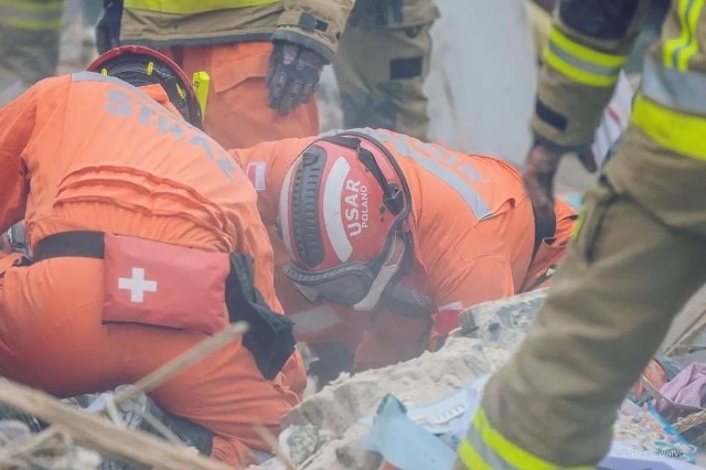 Polskim strażakom w Turcji udało się wydobyć kolejne pięć osób. To nastoletnia dziewczyna i 4-osobowa rodzina