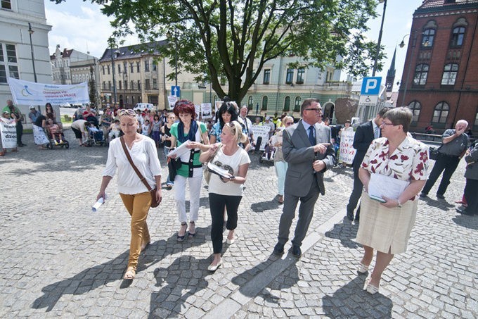 Rodzice niepełnosprawnych dzieci protestowali przed Urzędem Wojewódzkim