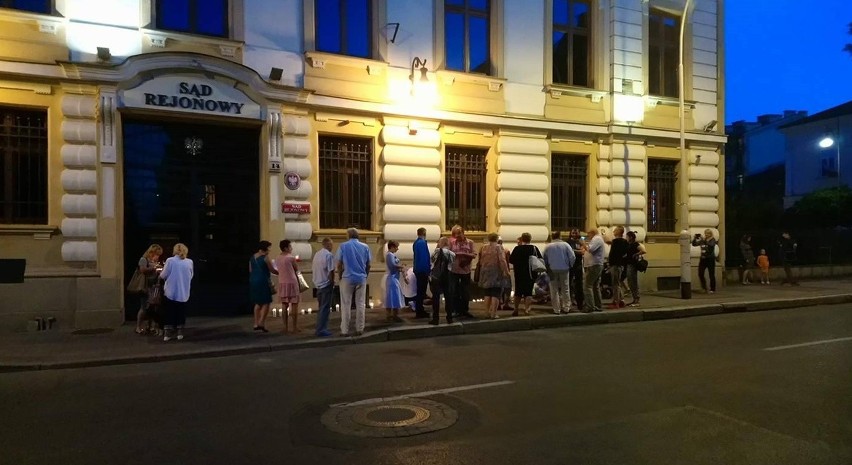Mieszkańcy Przemyśla na znak protestu przeciwko zmianom PiS...