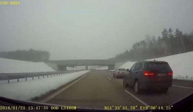 Wypadek na A1 w kierunku Gdańska 21.01.2018. BMW wyprzedza na autostradzie, skoda ląduje w rowie