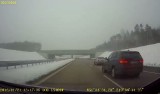 Wypadek na A1 w kierunku Gdańska 21.01.2018. BMW wyprzedza na autostradzie, skoda ląduje w rowie [wideo]