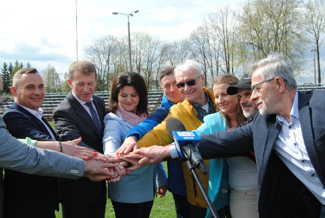 Uczestnicy konferencji na stadionie we Włoszczowie. Więcej na następnych zdjęciach >>>