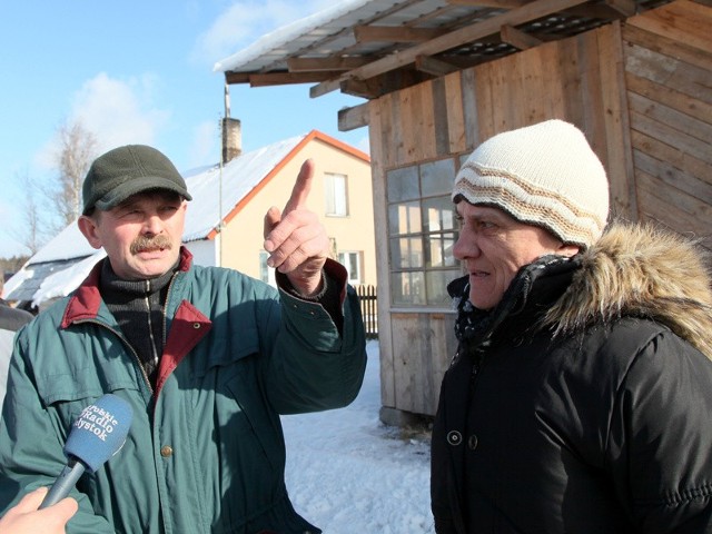 Boimy się - mówią Władysław i Małgorzata Kamińscy ze wsi Horodnianka. Ich rodzina opuściła dom, po tym jak dym z pożaru składowiska śmieci pojawił się nad budynkami. Oni zostali, bo ktoś musi dopilnować zwierząt i dobytku.