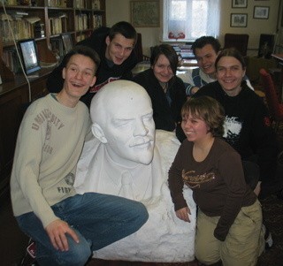 Nasz Lenin da się lubić. I nawet przytulić się do niego można - śmieją się licealiści. 