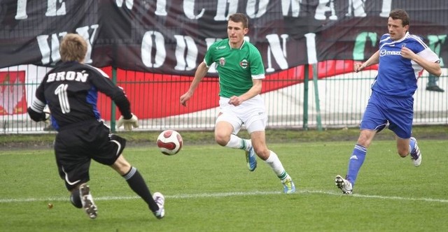 Wszystko wskazuje na to, że Mateusz Radecki (w zielonej koszulce) zagra na prawej obronie w meczu z Klubem Piłkarskim Piaseczno.