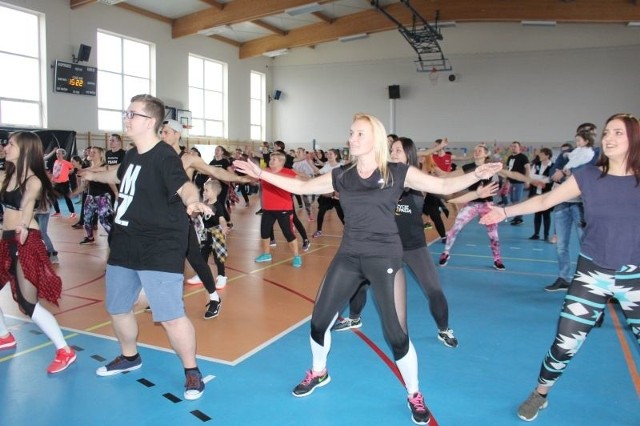 W hali sportowej Miejskiego Zespołu Szkół w Radziejowie odbyła się impreza charytatywną "Przybij piątkę dzieciakom", zorganizowaną przez Agnieszkę Matusiak, tancerkę i rodziców niepełnosprawnych dzieci z Piotrkowa Kujawskiego, Broniewa i Kruszwicy. >> Najświeższe informacje z regionu, zdjęcia, wideo tylko na www.pomorska.pl 