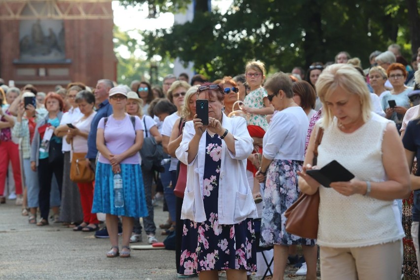 Zobacz kolejne zdjęcia. Przesuwaj zdjęcia w prawo - naciśnij...