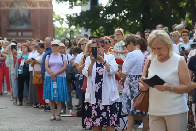 Zobacz kolejne zdjęcia. Przesuwaj zdjęcia w prawo - naciśnij strzałkę lub przycisk NASTĘPNE