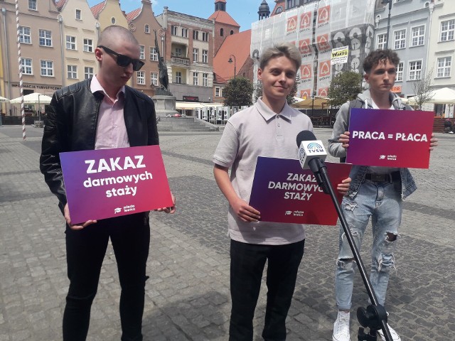 Założenia ustawy na Rynku w Grudziądzu zaprezentowali (od lewej) Rafał Szudra, Mateusz Orzechowski i Michał Borysowski