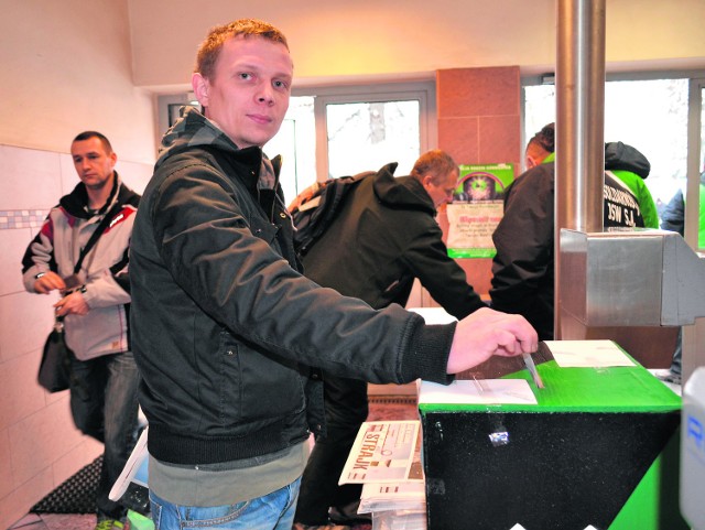 Tomasz Pogoda jest cieślą w przodku. Ma 25 lat, pracuje na kopalni "Jas-Mos" od trzech lat. Jego zdaniem firmą powinna zarządzać nowa osoba, bo sytuacja na kopalniach nie jest najlepsza