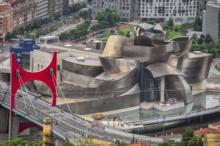 Spojrzenie z góry na muzeum w Bilbao, ukazujące całą...
