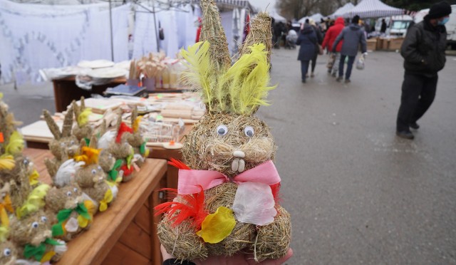 Wiklinowe koszyczki, białe obrusy, słomiane zające. Na dzisiejszej giełdzie w Gorzowie nie brakowało wielkanocnych akcentów. Odwiedzający mieli okazję nabyć sporo okolicznościowych drobiazgów wprowadzających w nastrój zbliżających się świąt. Jak zawsze można też było kupić świeże warzywa i owoce prosto od lokalnych rolników - na straganach królowały soczyste jabłka i gruszki oraz marchewka czy cebula. Niedzielna giełda to też raj dla właścicieli działek i ogrodów. Można tu znaleźć sadzonki przeróżnych kwiatów, krzewów, traw czy drzewek oraz niezbędny sprzęt - kosiarki, piły, podkaszarki oraz grabie, szpadle i haczki. Giełda przy ulicy Szczecińskiej w Gorzowie jest czynna co niedzielę w godzinach od 7:00 do 15:00.WIDEO: Giełda w Gorzowie Wlkp. Kapela z Drezdenka gra na giełdzie w Gorzowie Wlkp.