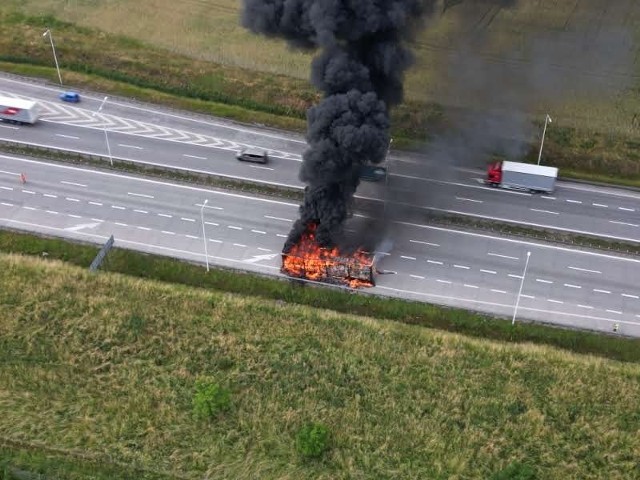 Potężny pożar pod Wrocławiem, na autostradzie A4. Zapaliła się naczepa ciężarówki