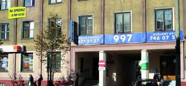 Na budynku pierwszego komisariatu przy ul. Lipowej 32 pojawiła się tablica informująca, że jest on na sprzedaż
