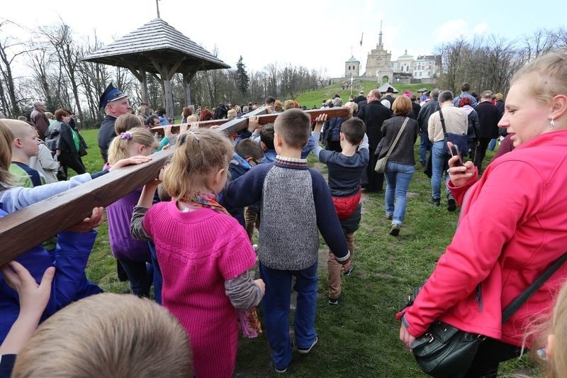 Wielkopiątkowa Droga Krzyżowa na Święty Krzyż