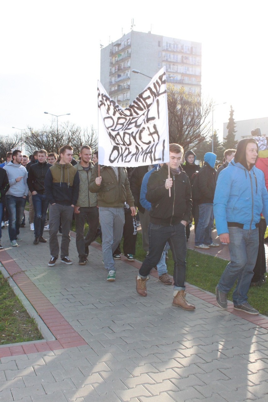 Absolwenci klas górniczych pikietowali przed siedzibą JSW.