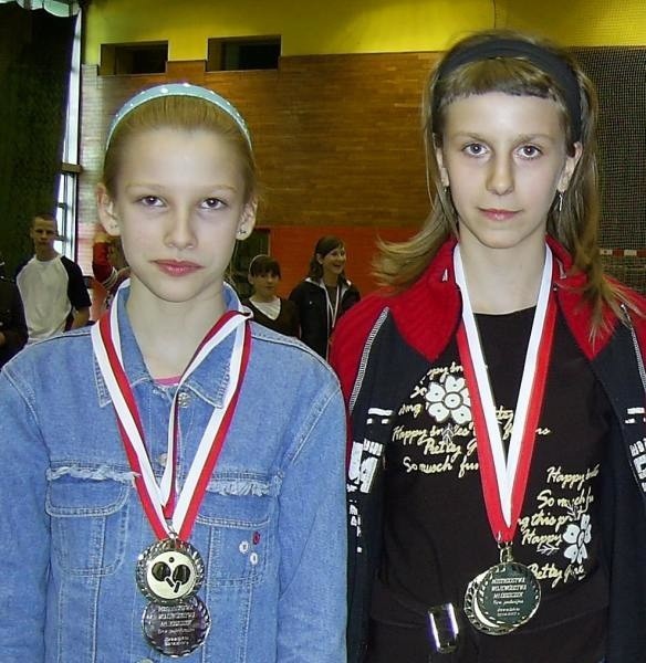 Sylwia Szlapa (z lewej) i Jessika Andraczek prowadzą w klasyfikacji gimnazjalistek województwa opolskiego.