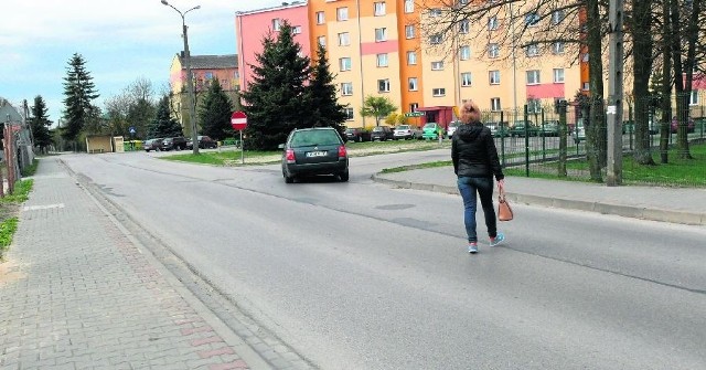 Ludzie często przechodzą tędy ulicą, w niedozwolonym miejscu.