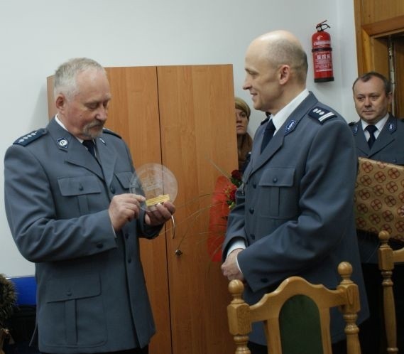 Wacławowi Postkowi gratulował między innymi jego szef, czyli komendant powiatowy policji w Kozienicach inspektor Stanisław Kondeja. 