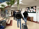 Augustów. Bomba w szkole, ewakuacja uczniów i interwencja pirotechników. Zobacz, jak wyglądały ćwiczenia obronne policji (ZDJĘCIA)