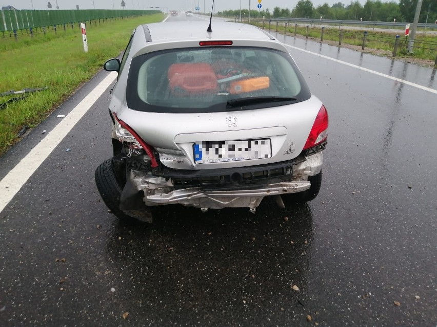 W Mnichowie samochód wypadł z drogi. Były utrudnienia na trasie S7 w kierunku Kielc. Zobacz zdjęcia