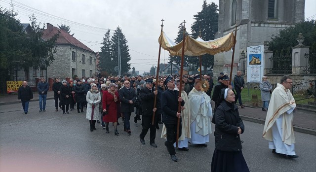 Procesja rezurekcyjna przeszła w Niedzielę Wielkanocną ulicami Skalbmierza.