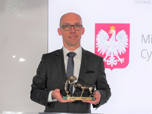 Prezes Robert Brzozowski ze statuetką Byka dla „Najlepszej Spółki na rynku NewConnect”. 