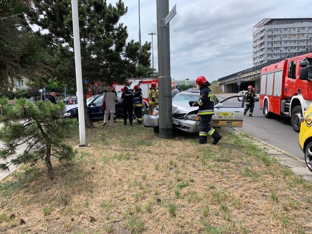 Wypadek na rondzie na Placu Konstytucji 3 Maja w Opolu. Do szpitala został przewieziony kierujący chevroletem 68-latek. 