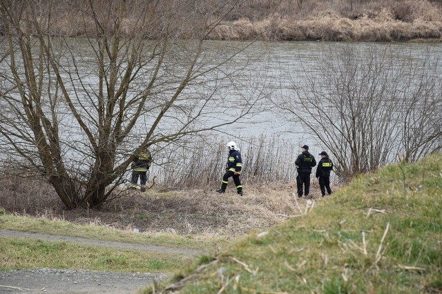 Akcja poszukiwawcza nad Dunajcem została wznowiona. Szukają mężczyzny, kt&oacute;ry wczoraj, po godz. 18 skoczył z mostu Kolejowego