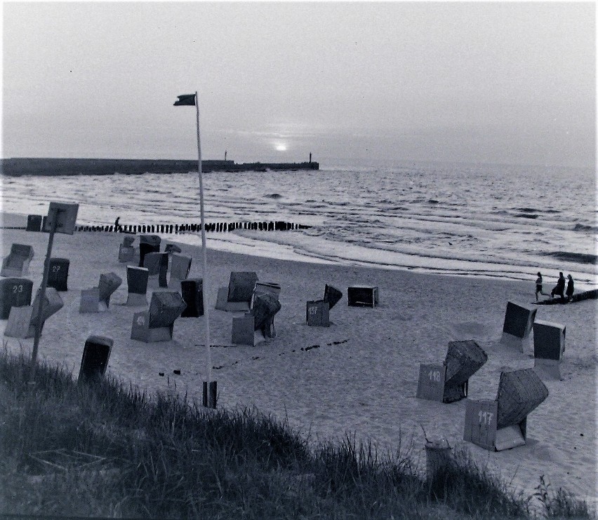 Molo i ustecka plaża o zachodzie słońca latem 1973 r.