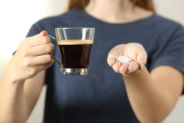 Leczenie kofeiną poprawia koncentrację oraz pamięć roboczą i krótkotrwałą, pozytywnie wpływa też na zdolność uczenia się. Mowa tu jednak o terapeutycznym dawkowaniu kofeiny w leczeniu objawów ADHD, a nie o samoleczeniu, polegającym na spożywaniu na własną rękę produktów zawierających w swoim składzie kofeinę, takich jak kawa. Kofeina w profesjonalnym leczeniu pozwala jednak niwelować symptomy ADHD.