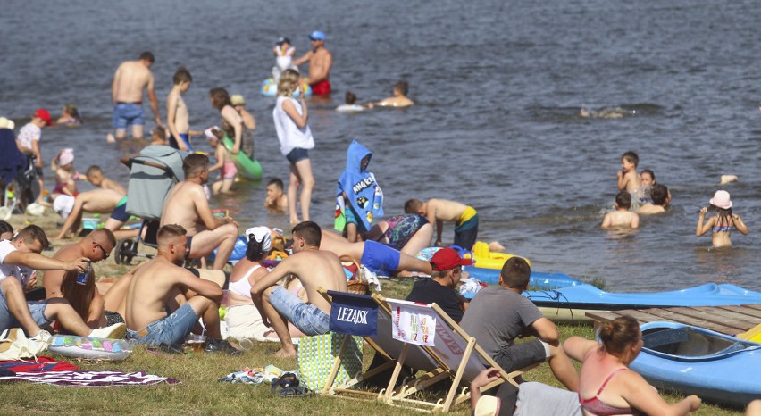 Upał na Podkarpaciu! Mieszkańcy regionu wypoczywają nad zalewem w Ożannie niedaleko Leżajska [ZDJĘCIA]