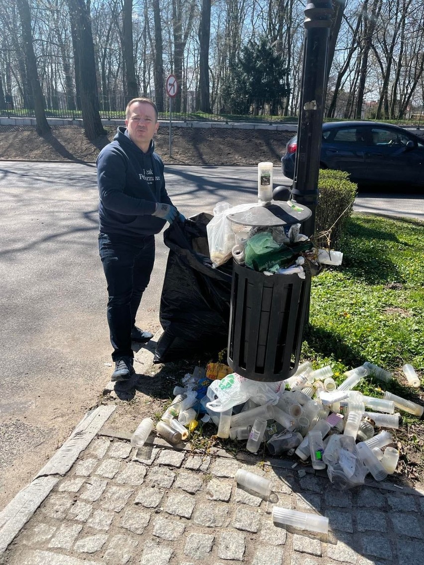 Niezwykły społeczny zryw w Sandomierzu. Mieszkańcy miasta "Ojca Mateusza" sami posprzątali przepełnione śmietniki. Zobaczcie zdjęcia