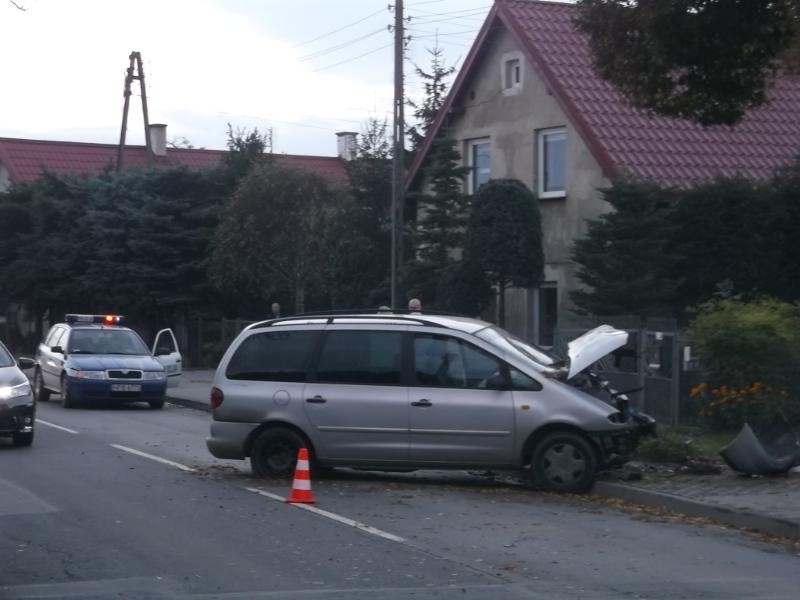 Wypadek na Zajączkowskiej. Volkswagen śmiertelnie potrącił pieszego i uderzył w drzewo (ZDJĘCIA)