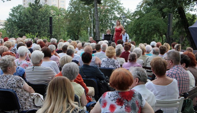 W tym roku letnią sceną operetki był grudziądzki park miejski im. Piotra Janowskiego przy ul. Hallera. Podobnie jak w latach poprzednich w repertuarze znalazły się  najpopularniejsze kompozycje muzyki operowej, operetkowej, pieśni neapolitańskie oraz przeboje musicalowe.Dla grudziądzkiej publiczności wystąpili:  Maria Malinowska – sopran, Marcin Pomykała – tenor, Zbigniew Kulwicki – baryton orazEmilia Grażyńska – fortepian i konferansjerka.