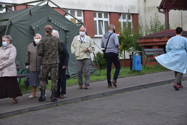 Przy segregacji pacjentów wchodzących do szpitala w Grudziądzu pomagają żołnierze Wojsk Obrony Terytorialnej.