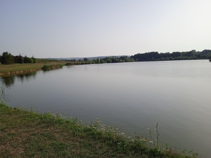 Zalew w Łopuszce Małej. Kąpielisko jest czynne w godzinach...