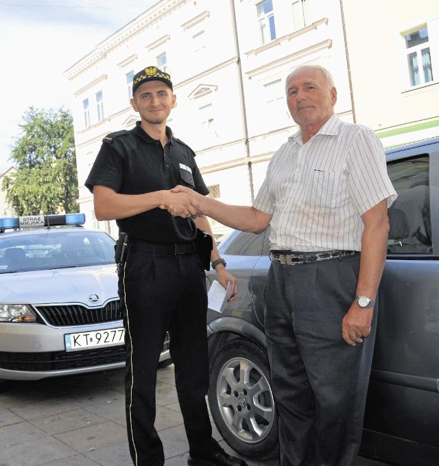 Tadeusz Burnat (z prawej) składa życzenia Krzysztofowi Krawczykowi z okazji święta straży miejskiej. Mandatu nie dostał