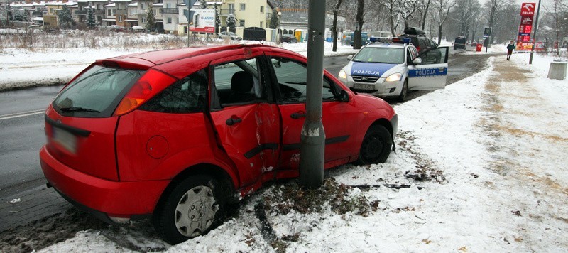 Ford uderzył w latarnię, kierowca z pasażerami uciekli z...