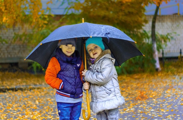 Jesień 2018 zadomowiła się już na dobre. O gorących i słonecznych dniach możemy już zapomnieć - w ciągu najbliższych dni temperatury spadną nawet o 10-15 stopni C w porównaniu z upalnym latem. Sprawdźcie na następnych slajdach długoterminową prognozę pogody na jesień 2018. Wystarczy przesunąć zdjęcie gestem lub kliknąć strzałkę w prawo.***Zobacz także wideo: Pogoda na dzień + 2 kolejne dni (22 + 23-24.09.2018) | POLSKAźródło: TVN Meteo/x-news