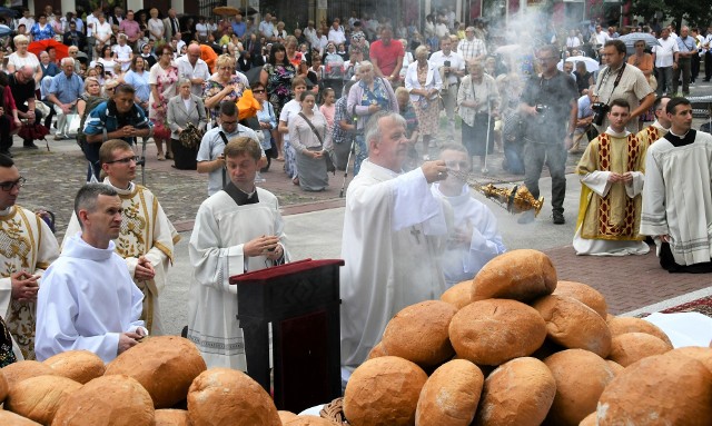Biskup kielecki Jan Piotrowski podczas Bożego Ciała w Kielcach