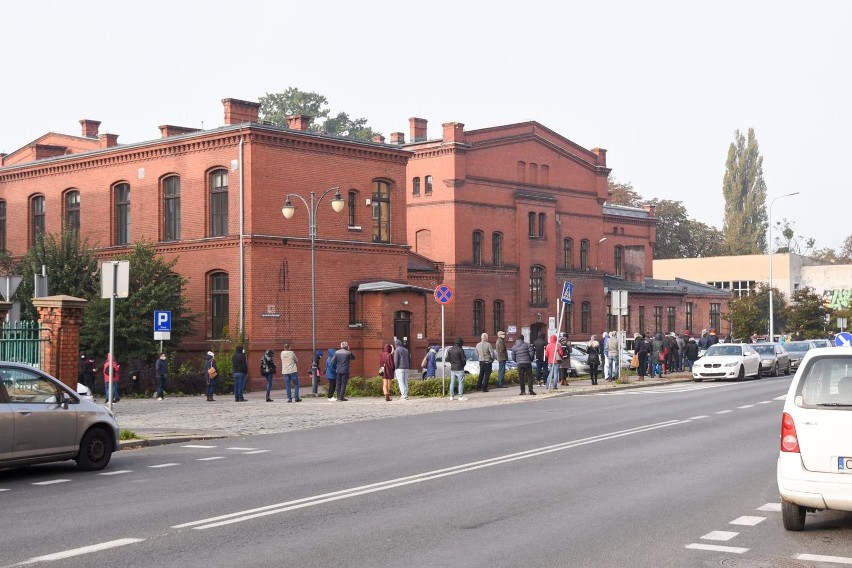 Kolejki oczekujących na badanie są długie i mało kto stojąc...