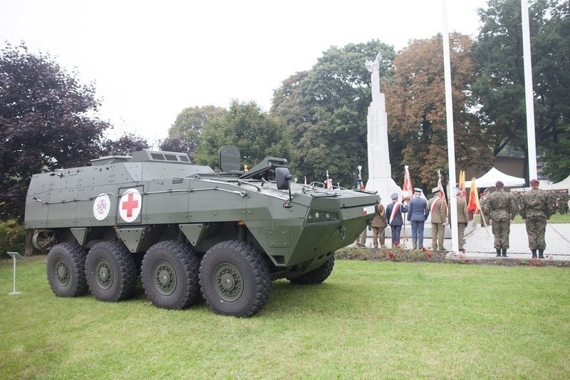 Zmiana warty pod pomnikiem Chwały Żołnierzy Armii Łódź.