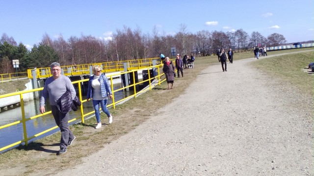 Piękna, słoneczna pogoda zachęciła mieszkańców regionu do rodzinnych spacerów nad morzem