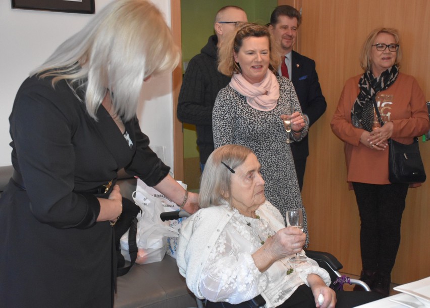 Antonina Łakoma z Malborka skończyła 101 lat. Jej życiorys trafił do książki, którą samodzielnie przeczytała bez okularów
