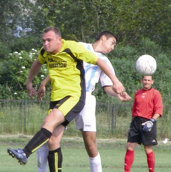Rafał Harasim (Sparta) w żółtej koszulce w walce z piłkarzem Pogoni Łapy Pawłem Halickim