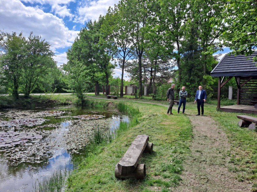 Odnowione otoczenie stawów w Jerzmanowicach sprzyja...